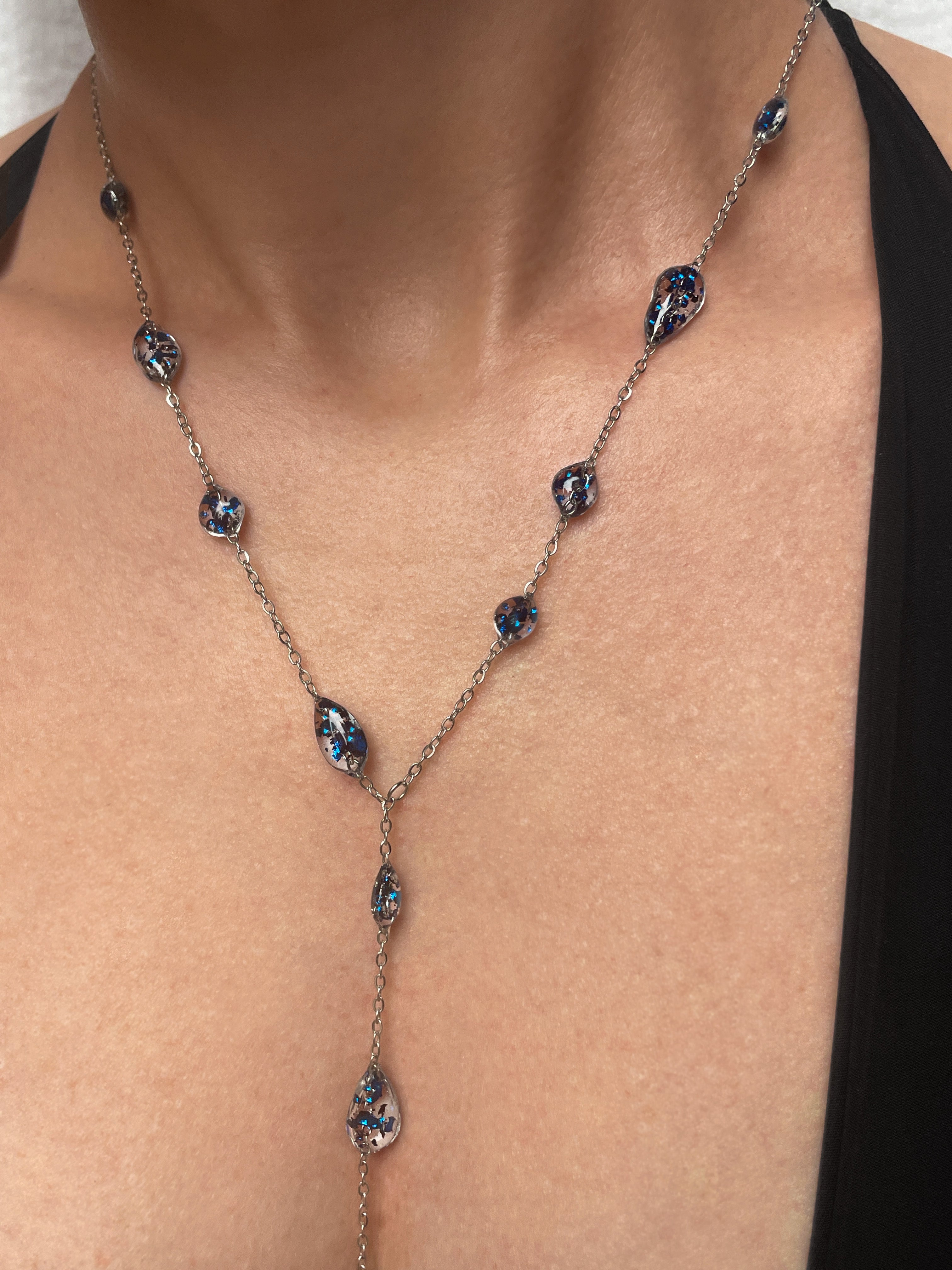 Shiny blue raindrops chain necklace