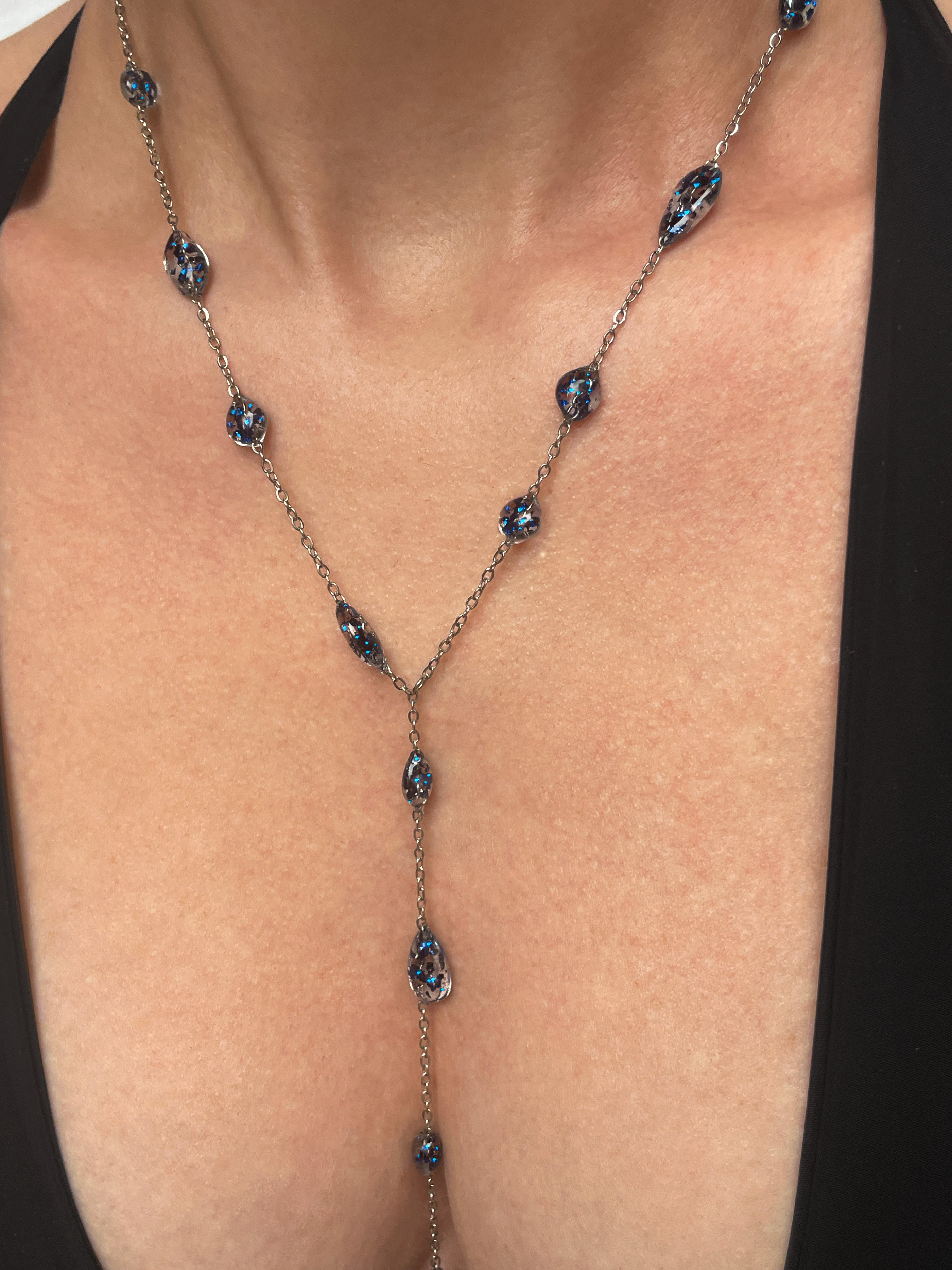 Shiny blue raindrops chain necklace